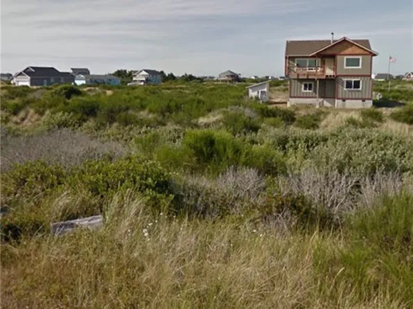 446 W Wind St, Ocean Shores, WA 98569