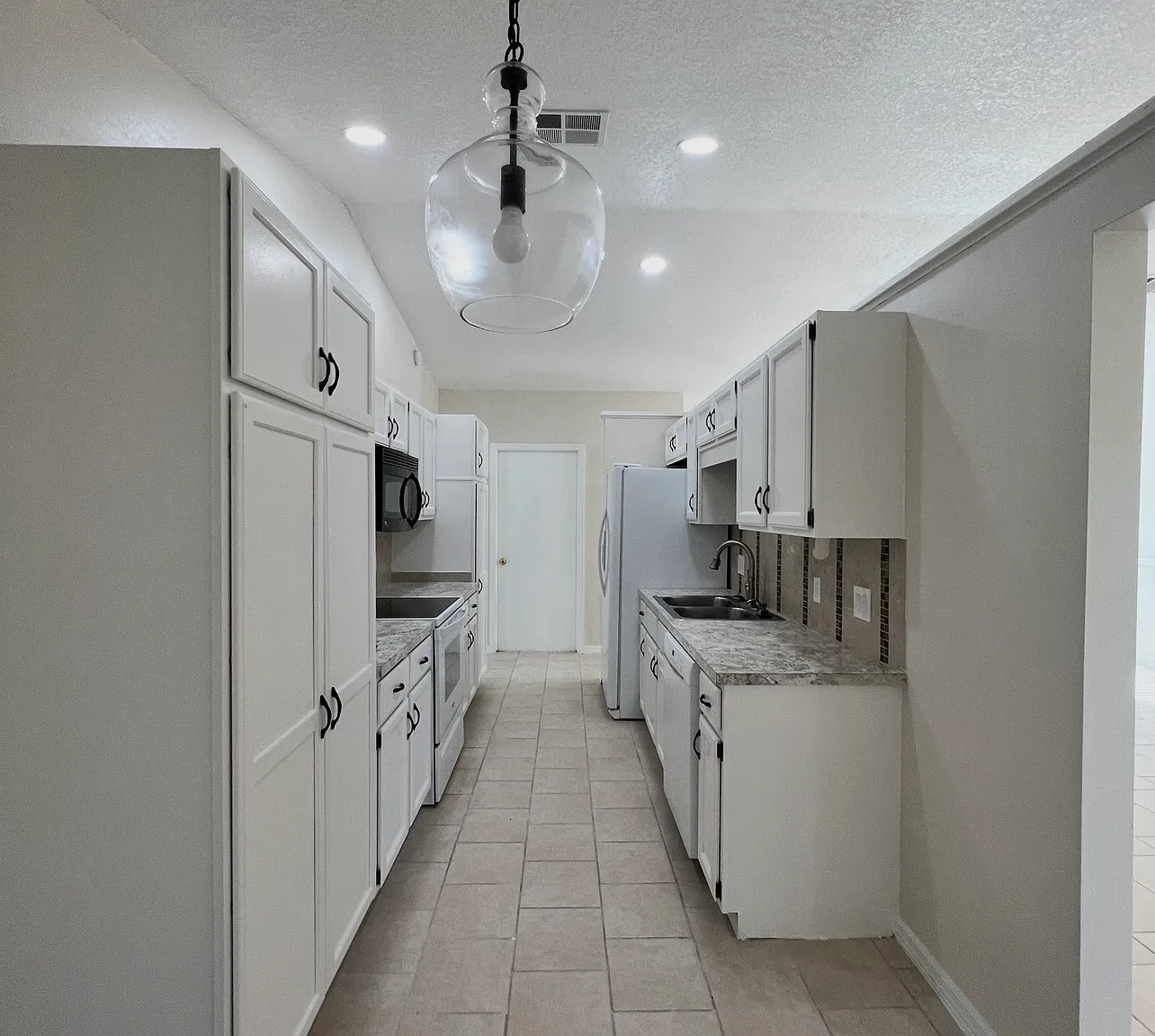 3 bed, 1194 sqft, $1,800 — Photo 3