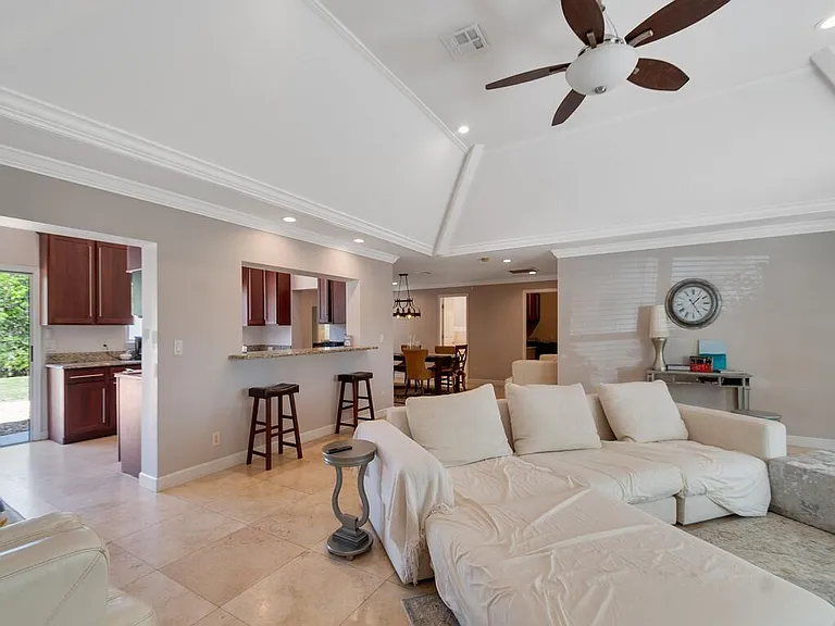 527 E Causeway Blvd — Photo 5