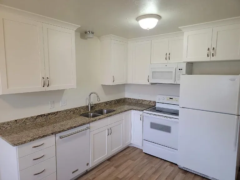 656 E Larchwood Dr — Photo 3