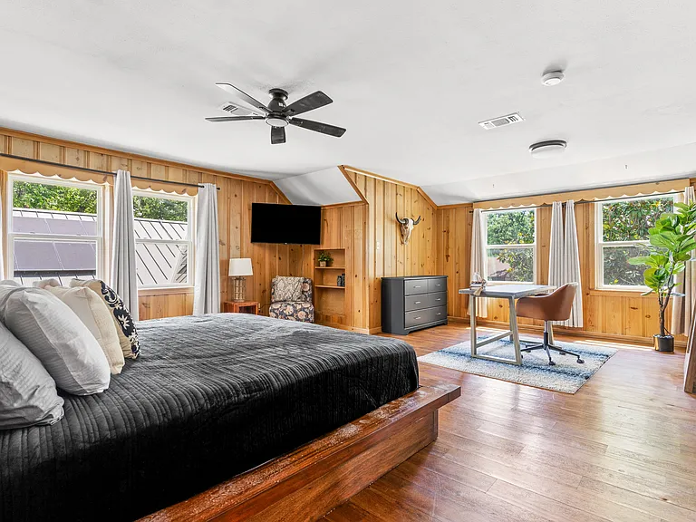 1505 N Riverside Dr — Photo 11