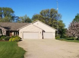 3570 N Sunnyside Rd, Lena, IL 61048