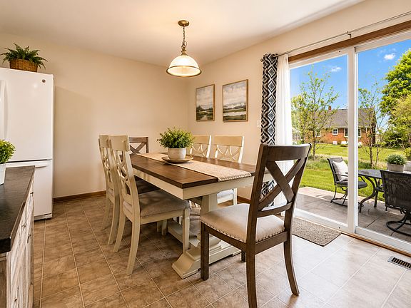 4th image of 3093 Huntington Dr