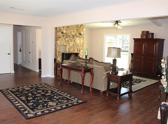 4th image of 2705 Lakewood Dr