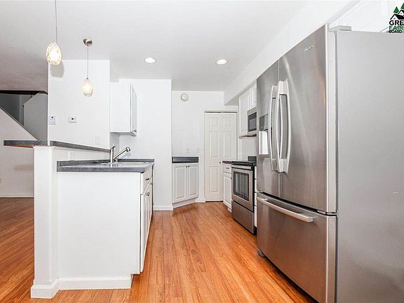 5th image of 593 E 8th Ave