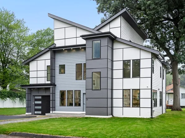 26 Pinewood Rd, Lynnfield, MA 01940