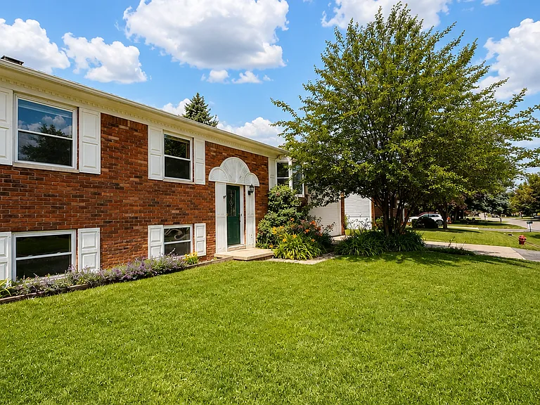 1431 Meadow Dr — Photo 1