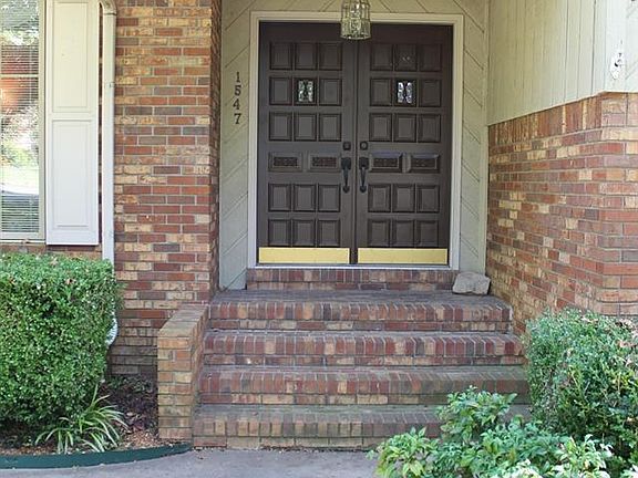 2nd image of 1547 Oxford Dr