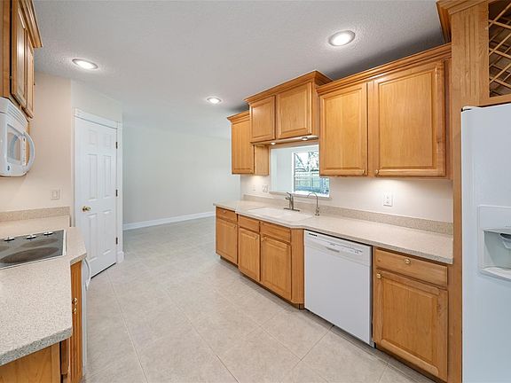 5th image of 614 N Division St