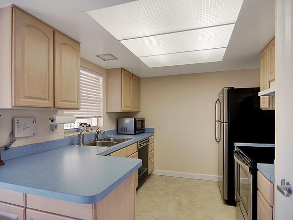 Kitchen w/ S/S appliances 