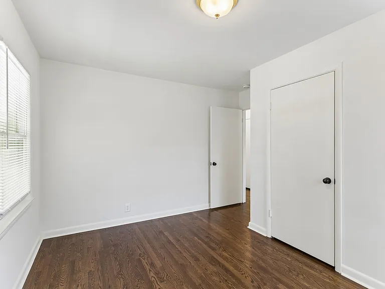 907 Westchester Dr — Photo 20