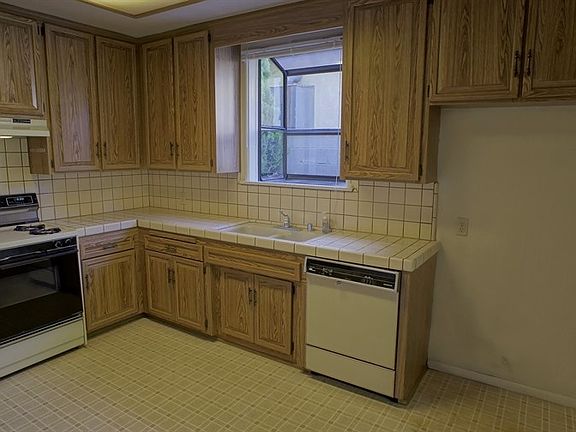 5th image of 2922 N Buena Vista St