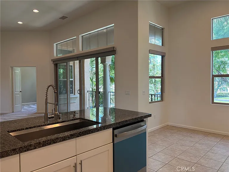 74 City Stroll — Photo 10