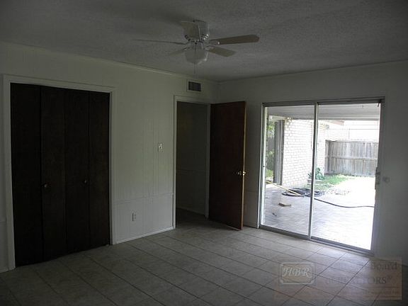 5th image of 213 E Darrell Wayne Shipp St