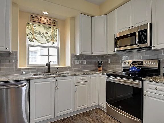 5th image of 4821 Lake Dr