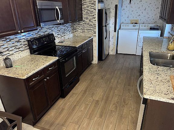 5th image of 570 Clover Ln