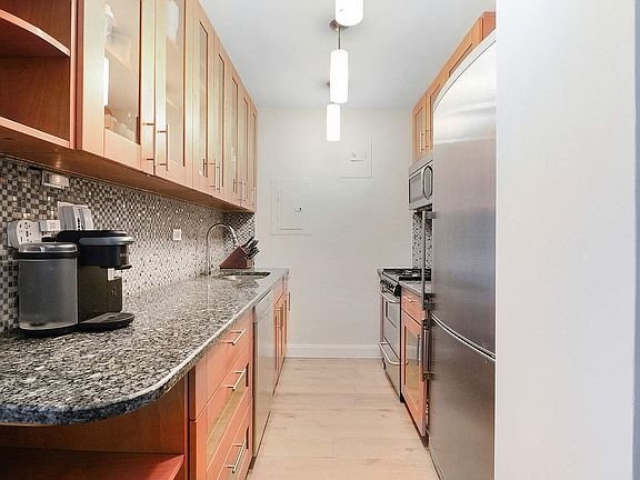 4th image of 201 E 21st St APT 7G