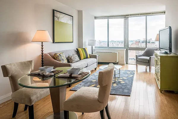 Rented by Greystar | media 7