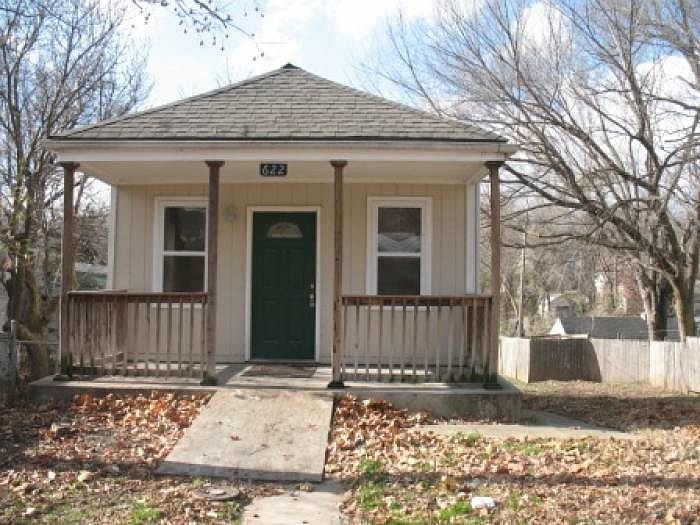 1st image of 622 W 7th St