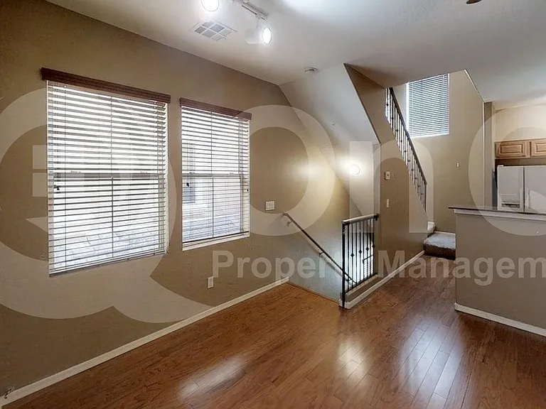 165 W Tremaine Ct — Photo 3