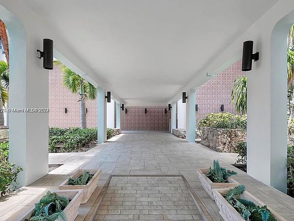 5th image of 2899 Collins Ave APT 616