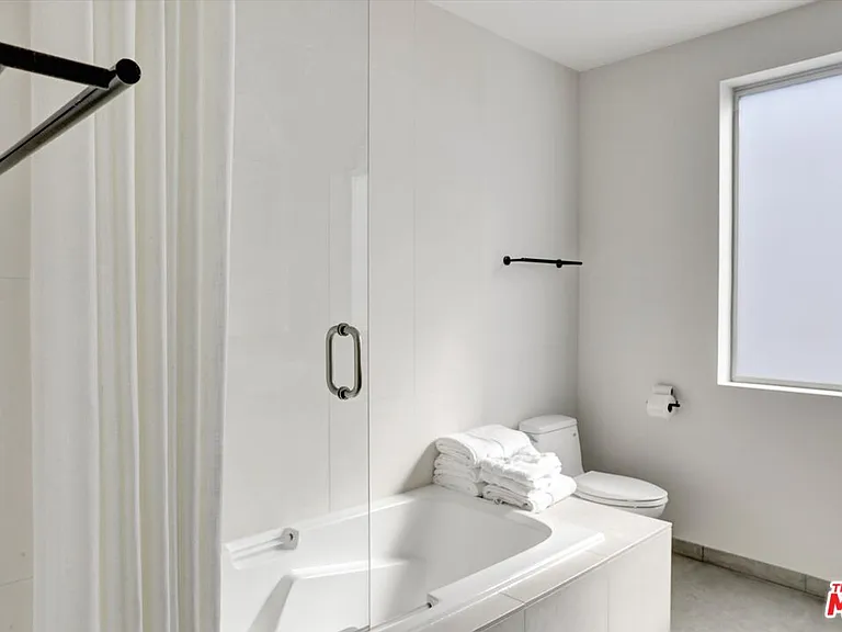 2425 Clement Ave — Photo 18