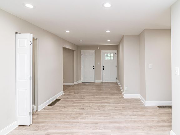 5th image of 608 Beresford Dr