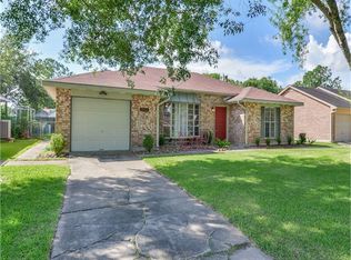 305 Stratmore Dr, Friendswood, TX 77546