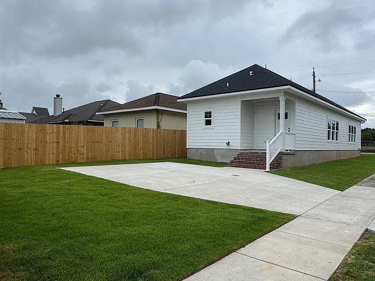 1901 N Davis Hwy — Photo 24