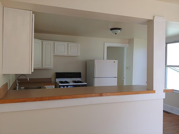 3rd image of 23 Charlotte St #1