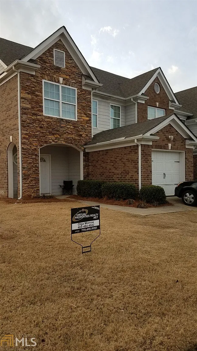 404 Village Way photo 1