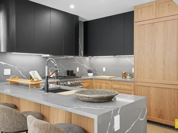 19 North Henry Street image 3 of 28