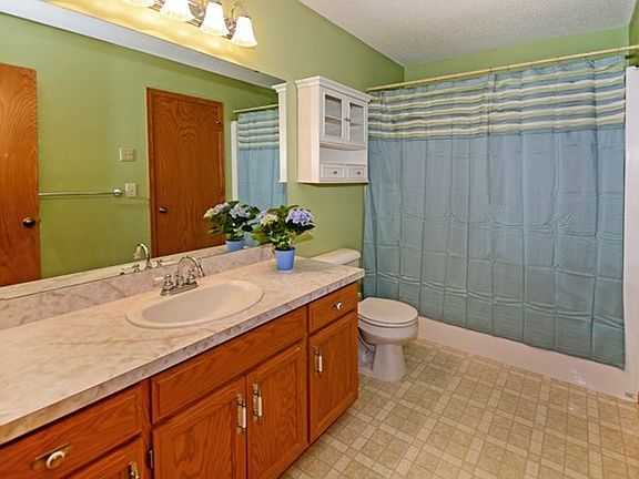 5th image of 2464 Burke Ave E