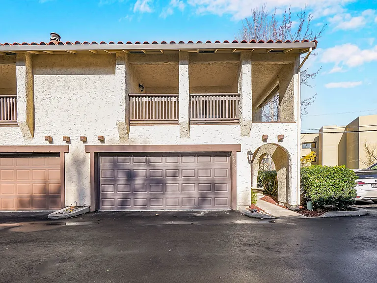 24054 La Paz Way — Photo 2