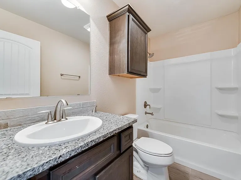 618 Juniper Ct — Photo 16