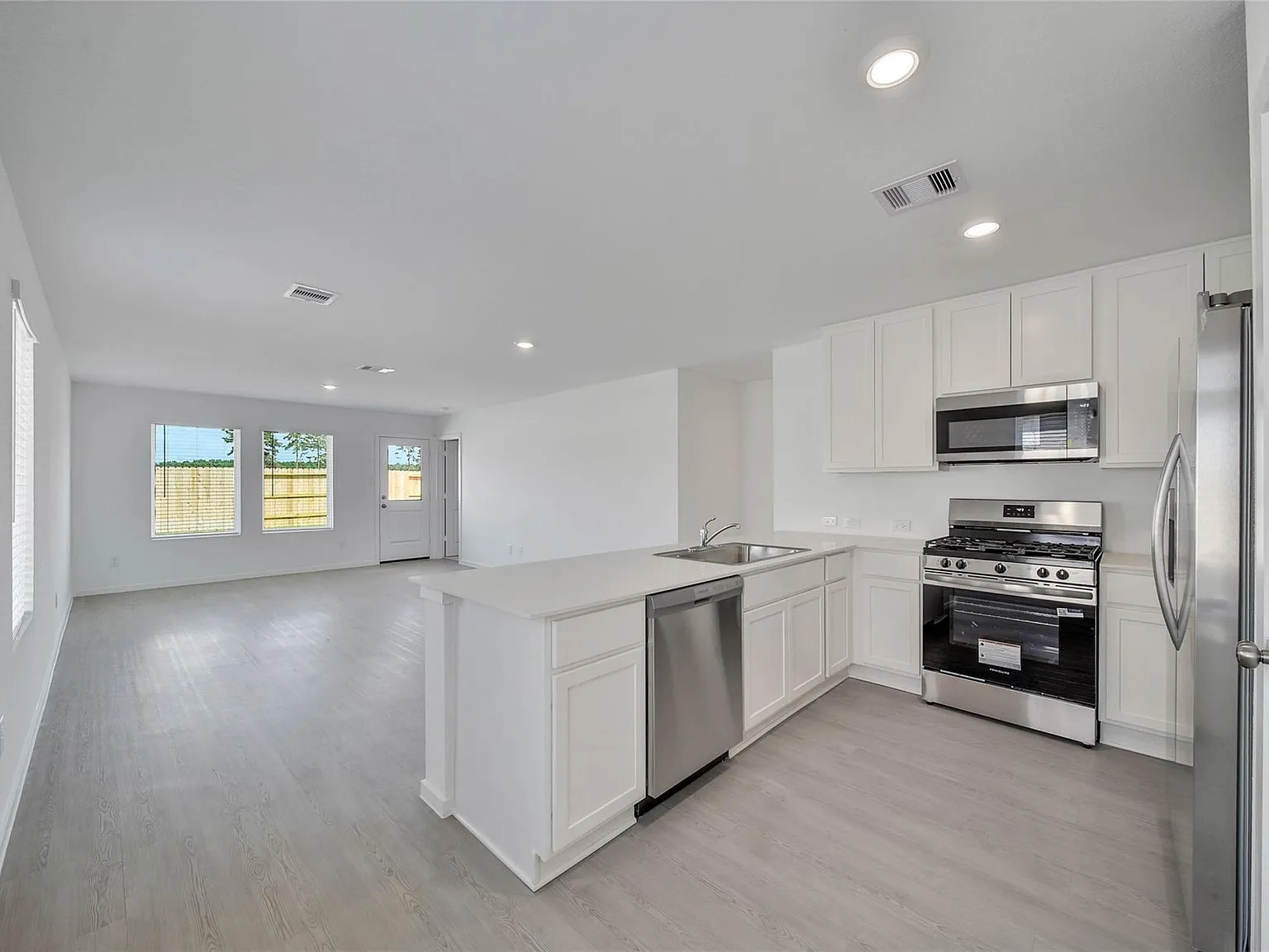 3 bed, 2.0 bath, 1311 sqft, $2,000 — Photo 4