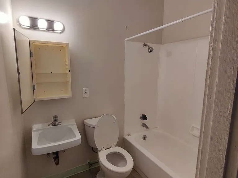Mercury Apartments Modern Living in a Classic Seattle Building — Photo 11
