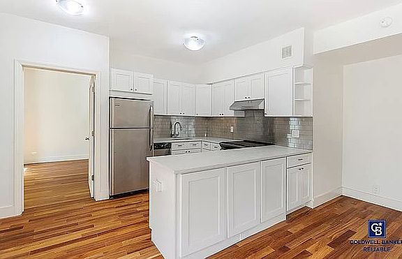 2nd image of 4 Sutton Pl APT 1