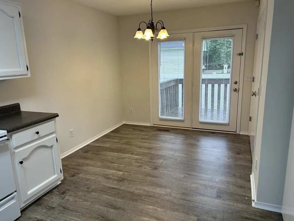 2 bed, 1.0 bath, 1100 sqft, $1,350 — Photo 3