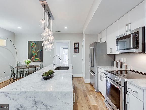 5th image of 913 Quincy St NE APT 1