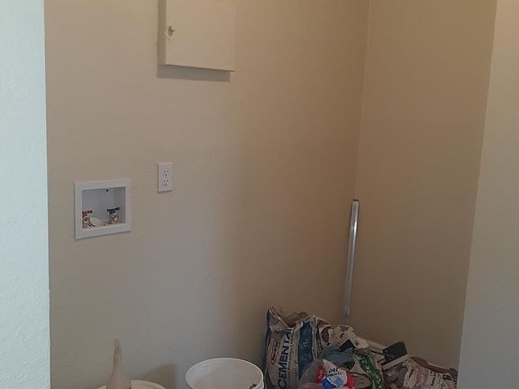 2nd image of 956 1/2 W 56th St