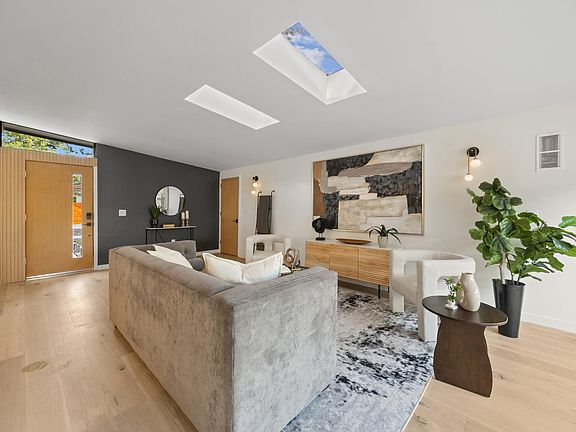 4th image of 3007 Village Dr