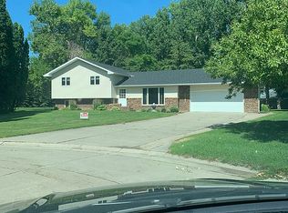 1020 James Ave SE, East Grand Forks, MN 56721