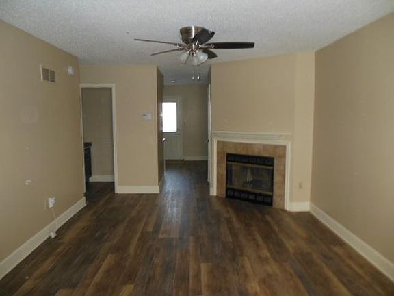 2nd image of 628 NE English Manor Dr APT B