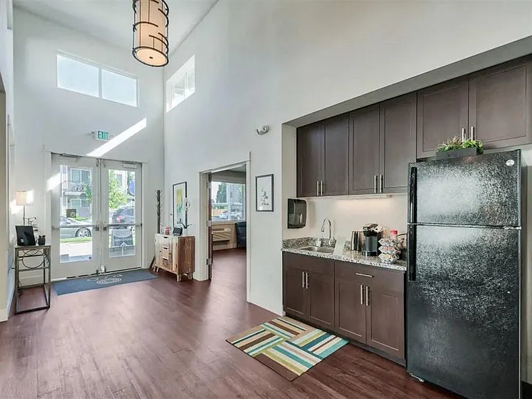 Ecco Apartments — Photo 15