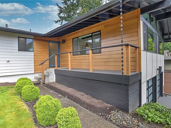 Sought after location in Bothell with updated exterior in 2020. And updated white vinyl windows, gutters, garage doors and roof in 2019. Nearby shops, multiple parks, library and UW Bothell Campus! 