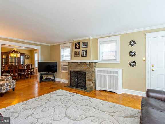3rd image of 3219 Stanwood St