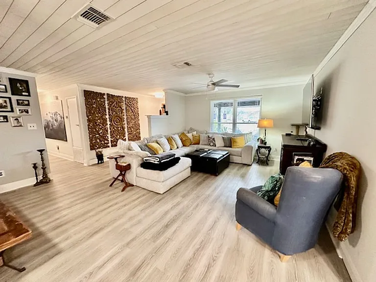 203 Hastings Ct — Photo 4