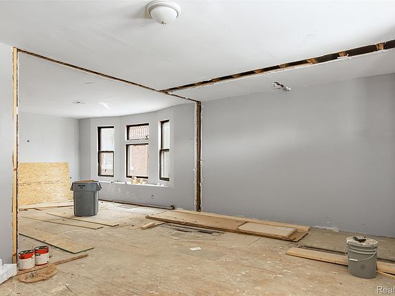 5th image of 2980 Baldwin St