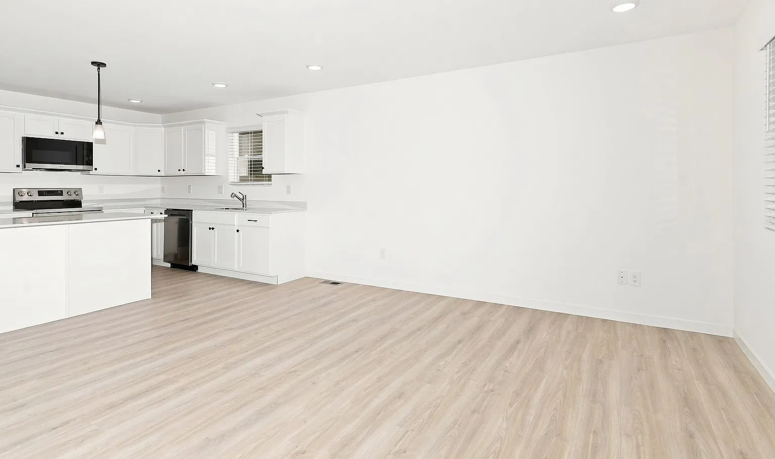 1 Month FREE Rent! Applied to Your First Full Month. Terms & Conditions Apply. — Photo 4